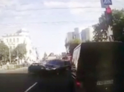 Мощный таран с опрокидыванием «Киа» на перекрестке в центре Ставрополя попал на видео 