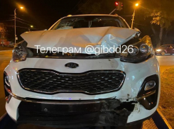 Неопытный автомобилист врезался в дерево на Ставрополье