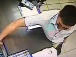 «Ограбление века»: вор в тёмных очках попал на видео в Ставрополе