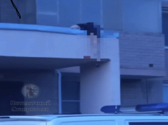 Мужчина выпал из окна на юге Ставрополя и погиб 