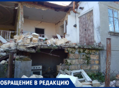 Ни разрушить, ни отремонтировать: ставропольчанка 30 лет живет в аварийном доме, сползающем в реку