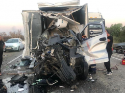 В страшном столкновении двух грузовиков под Невинномысском погибли два человека
