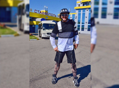 «Узорчатые» ноги Филиппа Киркорова в аэропорту Ставрополя привели в замешательство поклонников певца