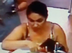 Наглая цыганка обкрадывает продавцов магазинов путем хитрых манипуляций в Кисловодске 