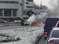 Охваченную огнем «четырнадцатую» сняли на видео на въезде в Минводы