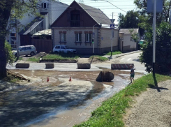 На Краснофлотской перекрыли движение из-за потопа на проезжей части в Ставрополе