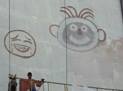 Огромные смайлики на стене многоэтажки нарисовали веселые рабочие в Ставрополе