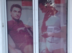 В гей-пропаганде заподозрили рекламный плакат с двумя молодыми мужчинами в трусах жители Ставрополя