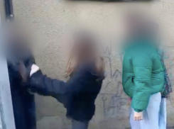 Ногой по животу, кулаком в лицо: малолетние школьницы в Ставрополе избили одноклассницу из-за мальчика