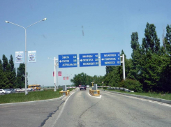 В аэропорту Ставрополя незаконно установленный шлагбаум демонтируют