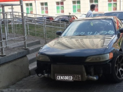 Перегородившего пешеходную лестницу водителя иномарки оштрафовали в Ставрополе