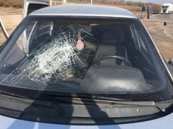 Неопытная девушка-водитель врезалась в бетонный блок и погибла на Ставрополье