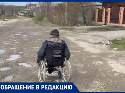 Инвалид-колясочник два часа добирается в продуктовый магазин по бездорожью на Ставрополье