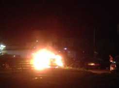 Автомобиль горел ночью во дворе многоэтажки в Кисловодске