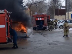 На Ставрополье в центре Михайловска полностью сгорел автомобиль