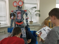 Школьники Ставрополя создали уникального робота, способного запоминать слова и танцевать