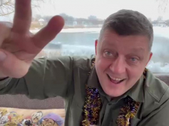 Улыбок побольше на лицо! Основатель «Блокнотов» Олег Пахолков поздравил ставропольцев с праздником