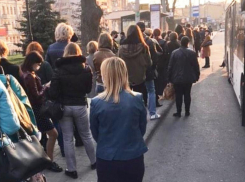 В Ставрополе проблемы с популярным маршрутом привели к толпам на остановках и 8-балльным пробкам 
