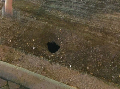 «Апокалипсис начался», - ставропольцы о дыре в асфальте размером с дыню