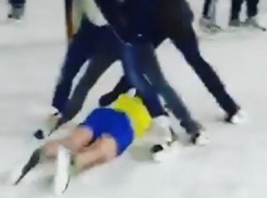 «Горячий» фигурист в шортах проскользнул между ног троих мужчин и попал на видео в Ставрополе 