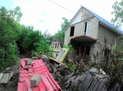 Сошедший оползень уничтожил два жилых дома на окраине Ставрополя