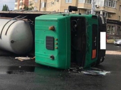 В центре Ставрополя перевернулся грузовик