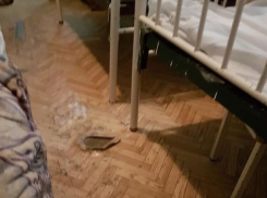 Дыры в линолеуме и облупившаяся краска в детской больнице возмущают жительницу Пятигорска