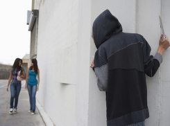 Агрессивный женоненавистник нападет с булыжниками на девушек в Пятигорске, - очевидцы