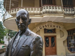 Оторвавших шляпу Кисы Воробьянинова вандалов объявили в розыск в Пятигорске