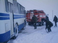 Рейсовый автобус вылетел в кювет на скользкой дороге Ставрополья