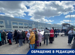 Поездка на кладбище и обратно на Радоницу не для слабонервных: толпы людей заполонили остановку в Ставрополе 