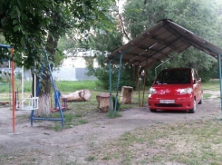 Парковочное место на детской площадке соорудил предприимчивый автовладелец в Невинномысске
