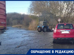 «Больше 10 машин заглохли»: огромная лужа в станице Новомарьевской ужасает местных жителей