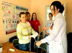 Ставропольских волонтеров-медиков обучили шить маски против коронавируса