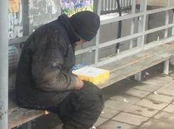 Помочь умирающему на остановке бездомному попросил житель Пятигорска