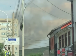 Появилось видео с крупным пожаром в районе дач на Чапаевке в Ставрополе 