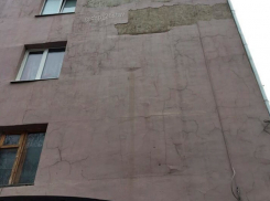 Упавший кусок облицовки многоэтажки повредил припаркованные автомобили в Ставрополе