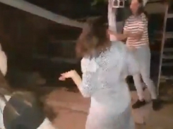 «Это фиаско, сестра»: горячая ставропольская девушка смачно врезалась в столб во время танца (ВИДЕО)