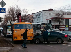 Отечественный автомобиль протаранил эвакуатор в Ставрополе