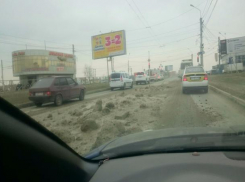 Куски стройматериалов и песок обрушились из самосвала на легковушку в Ставрополе 