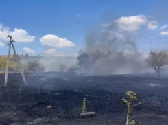 Огонь охватил 10 гектаров сухой травы в 204 квартале Ставрополя 