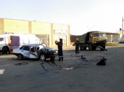 Легковушка «залетела» под КамАЗ в Михайловске — есть пострадавшие 