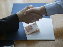 На Ставрополье бывшего полицейского и адвоката подозревают во взяточничестве