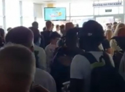 В аэропорту Ставрополя толпа людей пытается попасть на рейс 