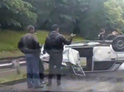 Подрезанная фурой «пятерка» перевернулась на трассе в Ставропольском крае и попала на видео