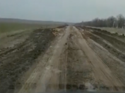 По разбитой дороге невозможно заехать в село на Ставрополье 