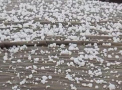 Появилось видео сильного града в Михайловске