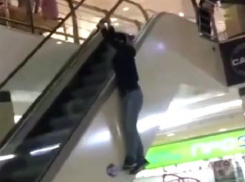 Юноша опасно прокатился на эскалаторе в торговом центре Ставрополя