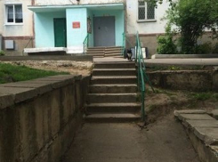 Во дворе Ставрополя мамы с колясками не могут спуститься по лестнице