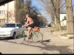 Велосипедист в трусах и тапочках шокировал окружающих на улицах Пятигорска